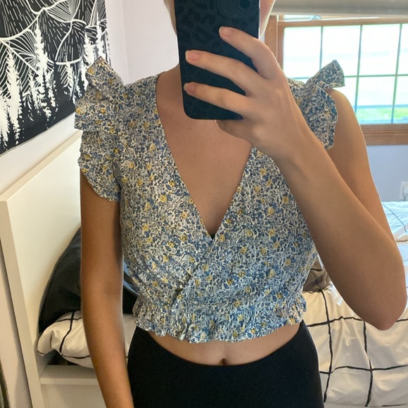 Universal Thread Floral Ruffle Sleeve Top - Picture 5 of 5